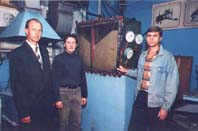 Е.С.Запара, В.Ю.Кухарь и А.А.Бондаренко у лабораторной установки